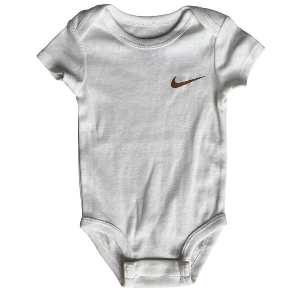 NEW Nike Baby One Piece Bodysuit 6M 62-68cm White w Gold/Tan Swoosh Snap Bottom - Picture 1 of 6